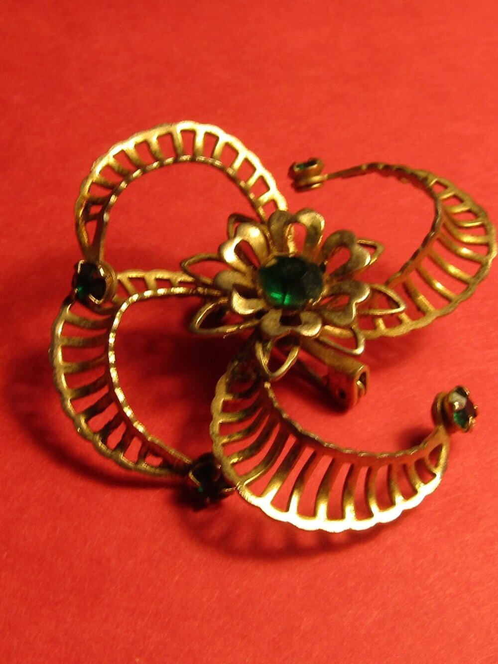 Mid-Century Vint PIN Emerald Green Rhinestones on Gold Tone Swirl Flower Brooch